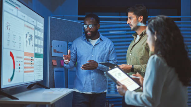 Équipe analysant les données financières