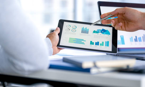 Examen de graphiques financiers sur une tablette